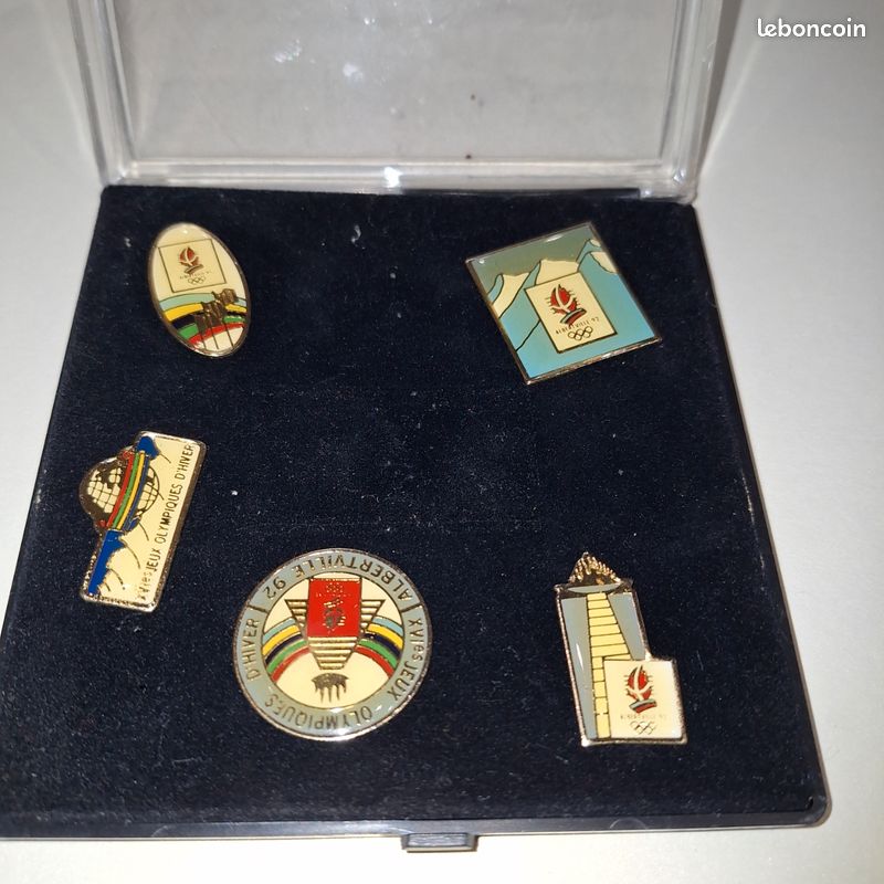 Pin's Coca-Cola - Partenaire JO d'hiver Albertville 92 3.4 cm