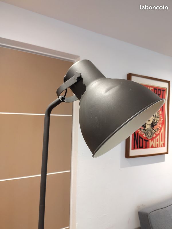 Lampe sur pied grise style industriel (image 2)