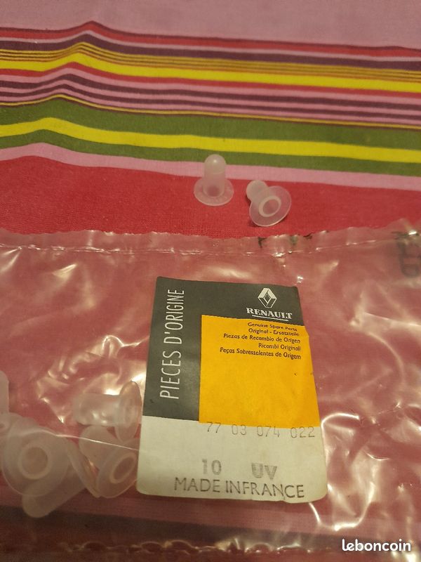 Insertion en plastique pour baguette de porte (image 1)
