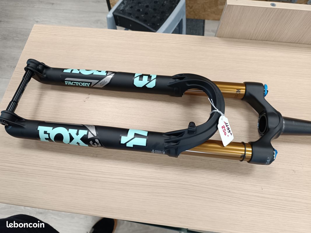 Fourche Fox 34 factory Neuve 120 mm pivot non coupé Équipements