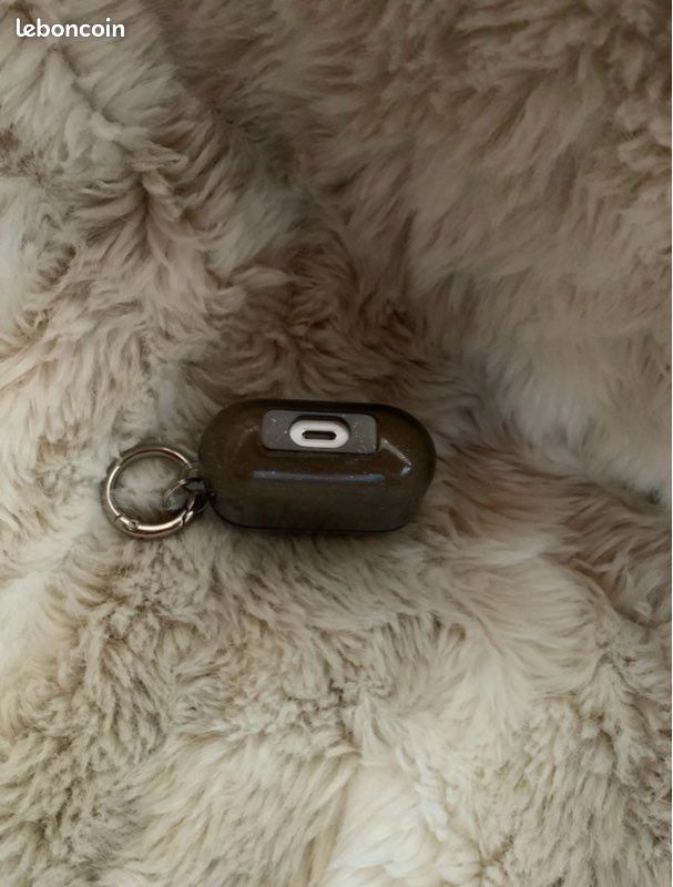 AirPods 3 – Bon état avec protection noire pailletée (image 7)