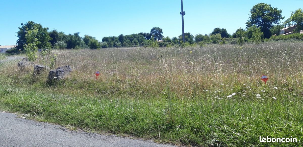 Terrain à bâtir de 723 m2 au prix de 24702 à LE MUNG (17) · 24 702 €