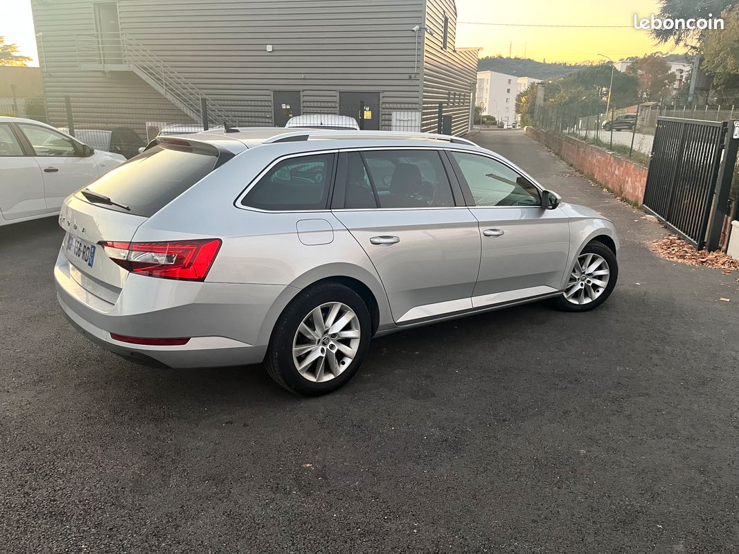Skoda superb combi 2.0 tdi 150 ch scr business dsg7 gps - camera - apple carplay android auto - jantes alu 17" - acces + demarrage mains libres - vitres arr surteintees - phares bi-xenon – gris argent (image 2)