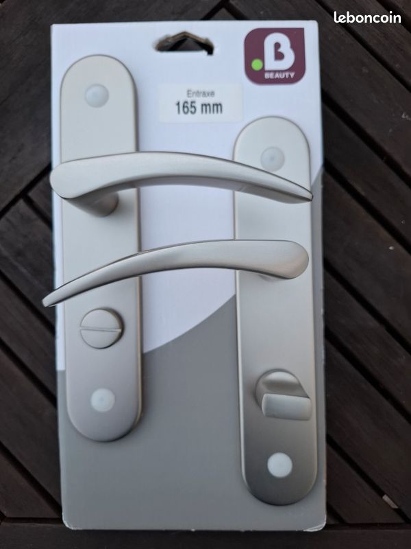 Poignées de porte neuves
8 l'unité 
Sur roquetoire ou aire en semaine selon horaires (image 1)