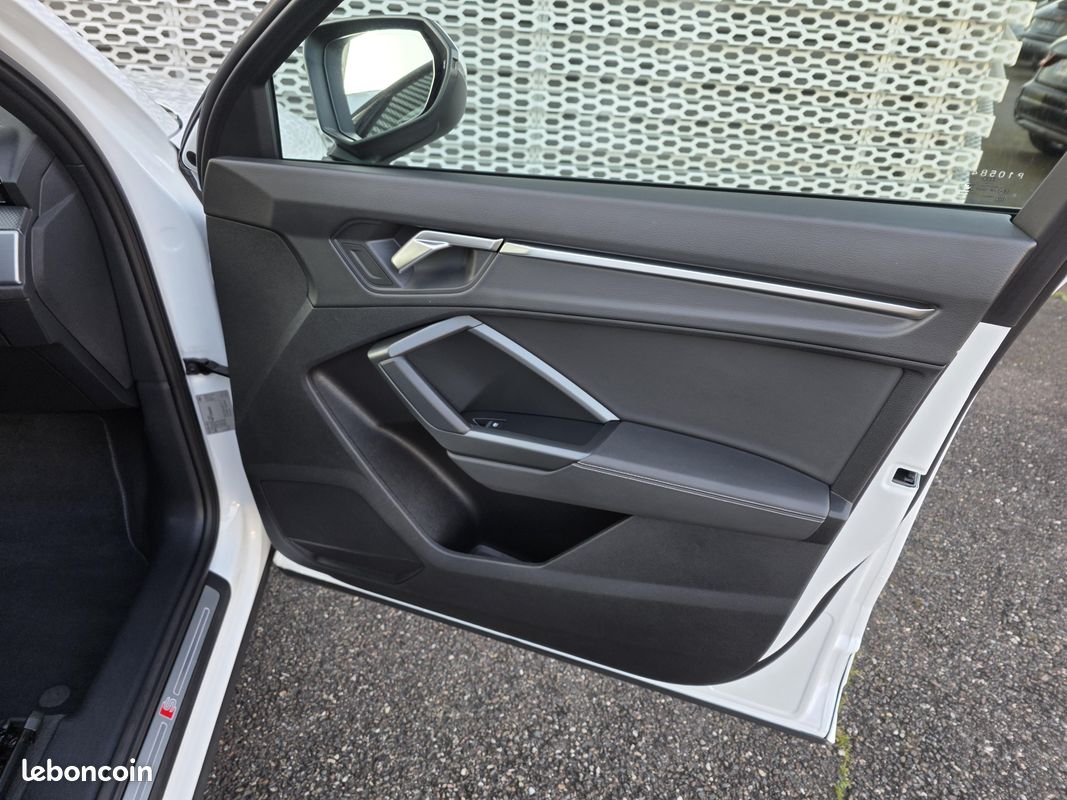 AUDI Q3 35 TDI 150 ch S tronic 7 S line (image 30)