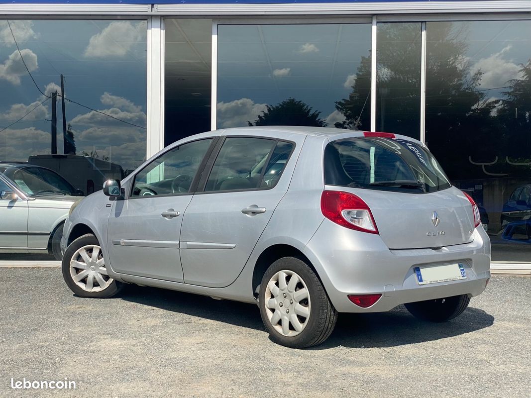 Renault CLIO III 1.5 dCi eco2 75 cv Yahoo / Climatisation / Commandes au volant / Téléphone connecté (image 4)