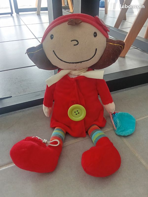 🤩Poupée Oxybul parfait pour les enfants qui apprennent à tripoter des objets comme faire les lacets grâce à la poupée mettre des boutons, faire et enlever des fermetures ,ect😍 (image 1)