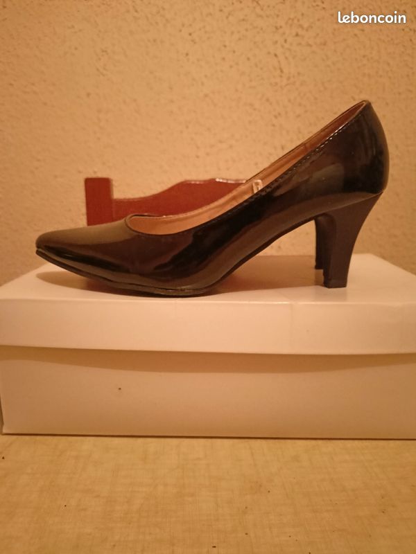 Chaussures taille 38 neuve mise qu'une fois (image 1)