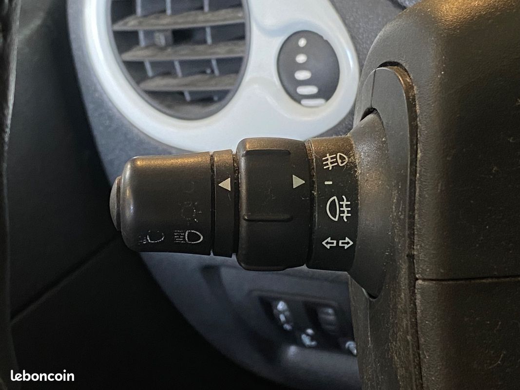 Renault CLIO III 1.5 dCi eco2 75 cv Yahoo / Climatisation / Commandes au volant / Téléphone connecté (image 10)