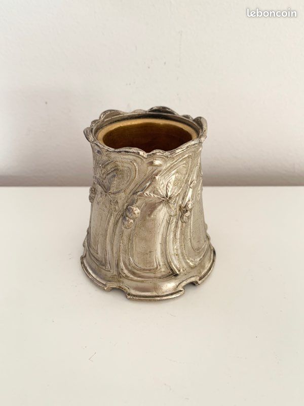 Pot Art Nouveau en métal (image 1)