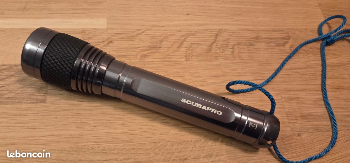 Lampe De Plongée Scubapro NOVA 850R - Vendue Pour Pièces Détachées Ou Réparation