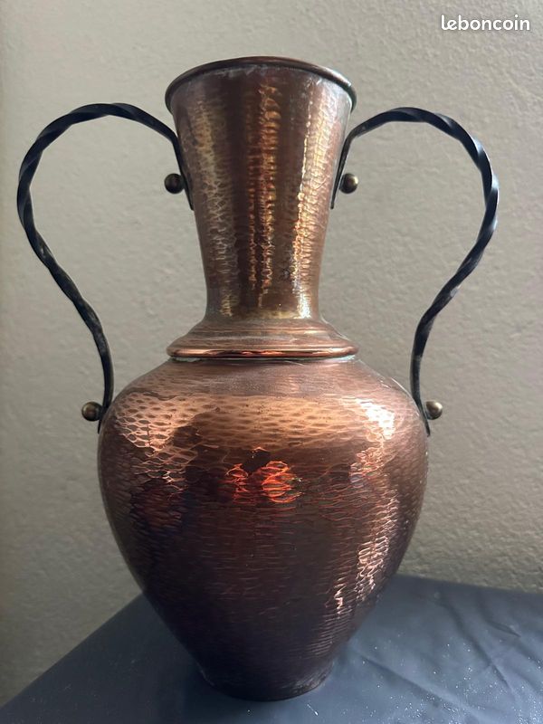 Vase amphore cuivre martelé vintage anses torsadées (image 1)