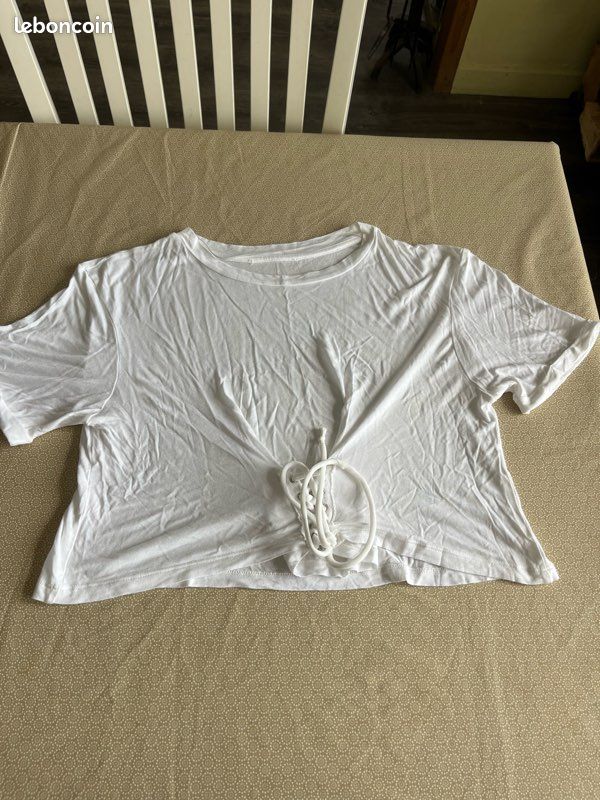 Petit haut blanc lacet devant (image 1)