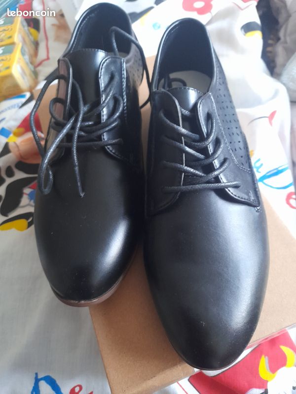 Chaussures en cuir, plates, couleur noire. Pointure 36 (image 2)