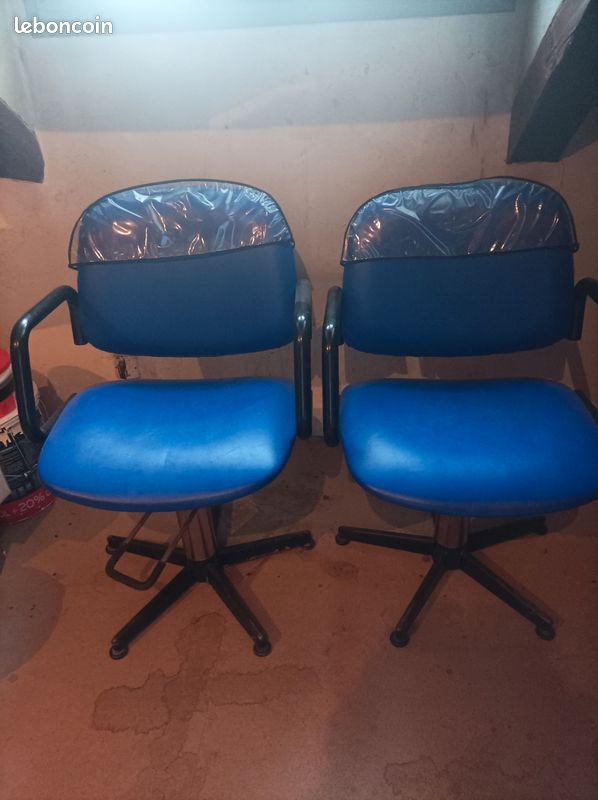 Vend deux fauteuil de coiffeur bleu non abime (image 1)