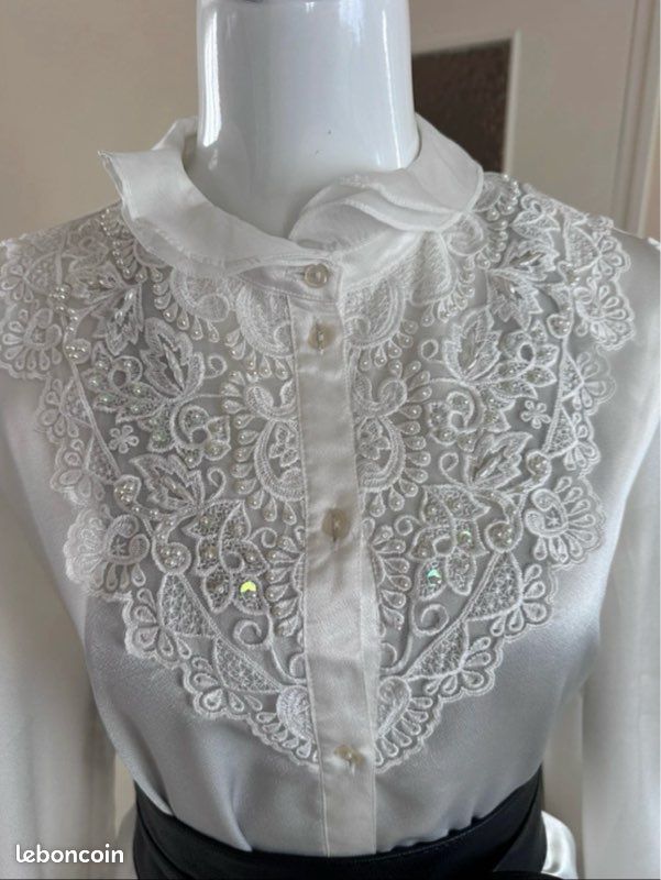 Chemise blouse romantique Lapland - Blanc cassé / Ivoire - Broderie dentelle perlée sequins S/M Satinée Comme neuve (image 1)