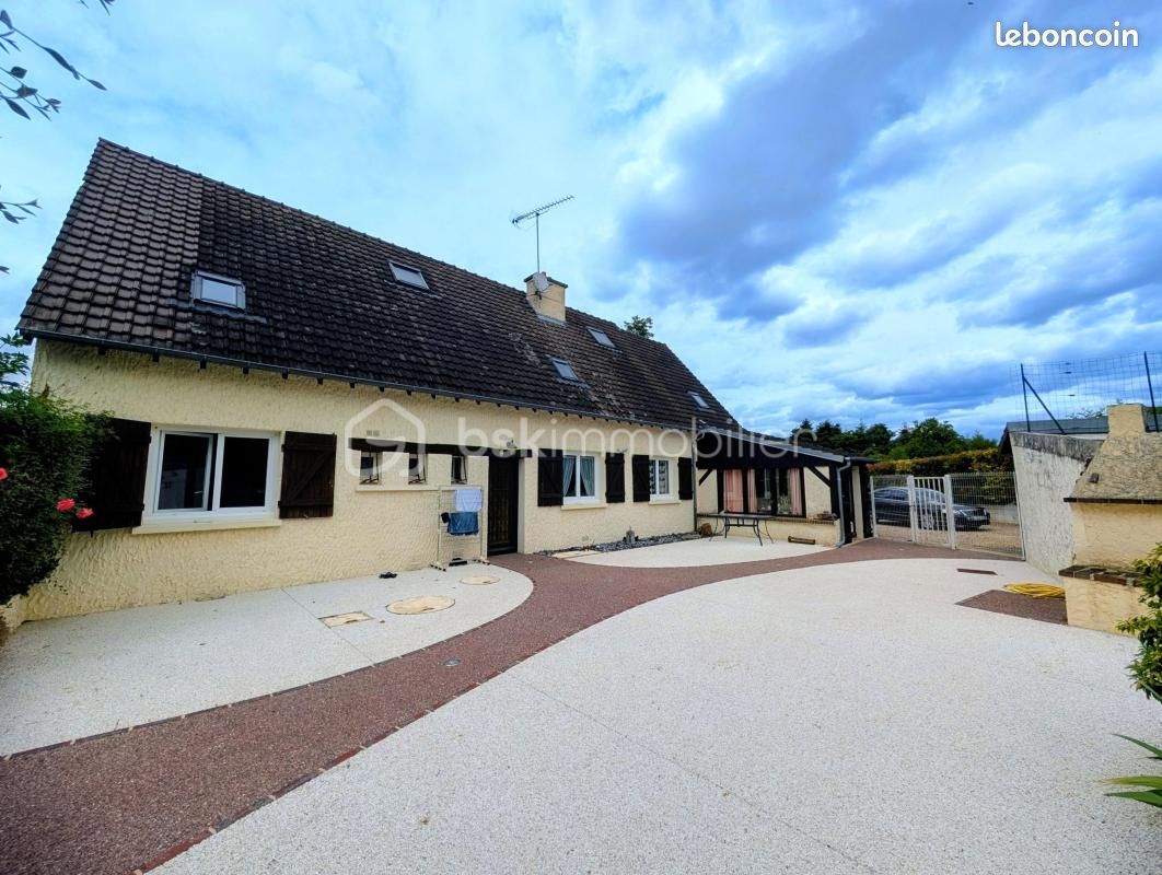 Maison 9 pièces 171 m² · à Charny Orée de Puisaye · 171 m² · 235 000 €