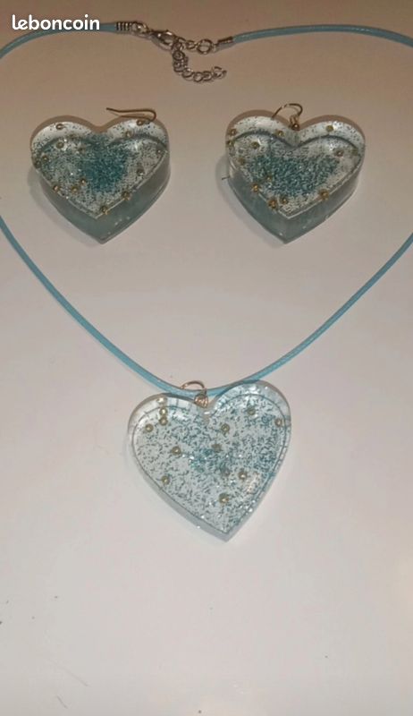 Parure De Bijou En Verre Soufflé Avec Pendentif Et Boucles D'oreilles Percées - Neuf, Décor Coeur, Occasion Très Bon état