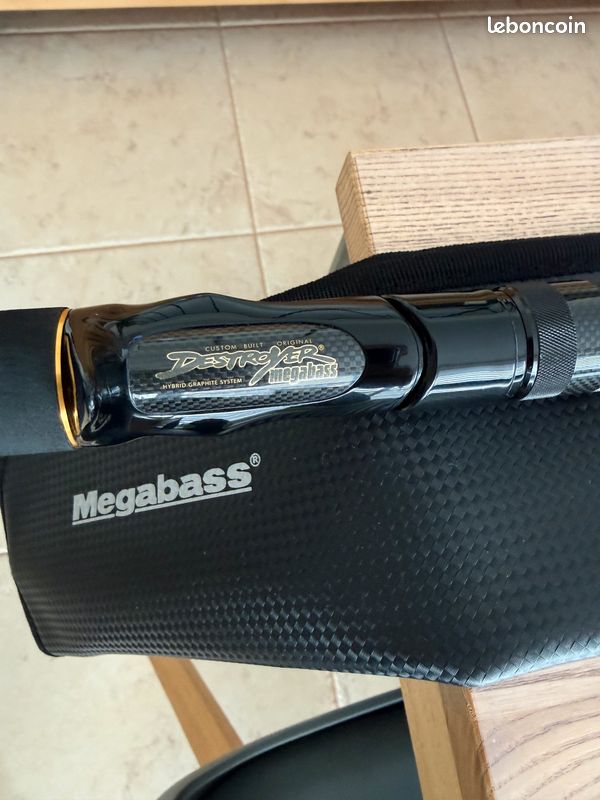 Leurre Megabass Grande Chasse GH110 - Noir Congelé PT - Flottant Lent - Neuf