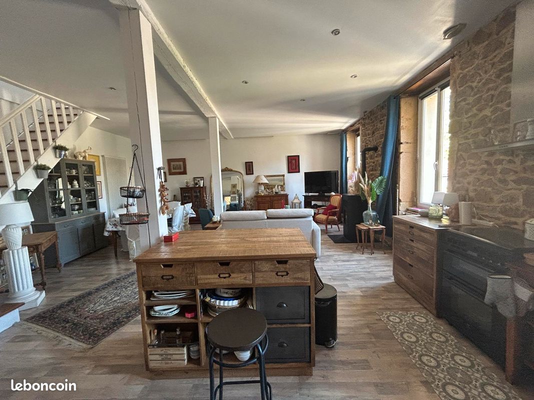 Maison 7 pièces 212 m² · à Thizy-les-Bourgs · 212 m² · 175 000 €