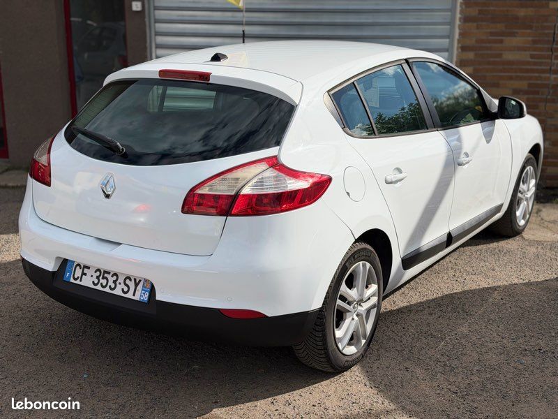 Renault Mégane 3 1.5 DCI 110 DYNAMIQUE 259470 KM GARANTIE 3 MOIS / GPS / BLUETOOTH / RADAR AR / CENTRALISATION / CLIMATISATION / RÉGULATEUR ET LIMITEUR DE VITESSE / RÉVISION À JOUR / DISTRIBUTION OK (image 4)