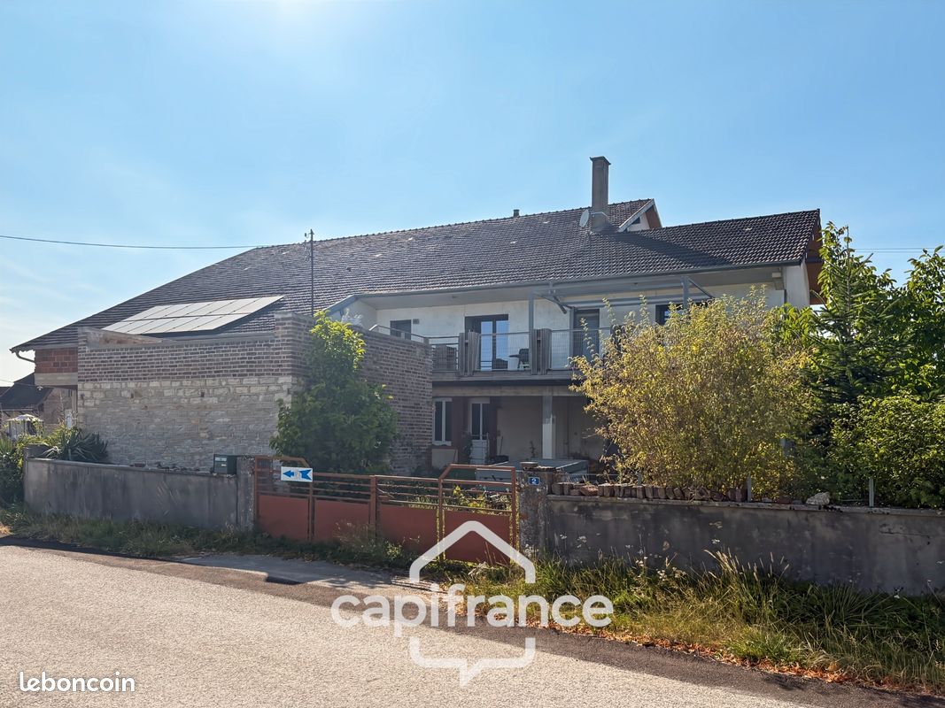 Maison 6 pièces 176 m² · à Bletterans · 176 m² · 99 000 €