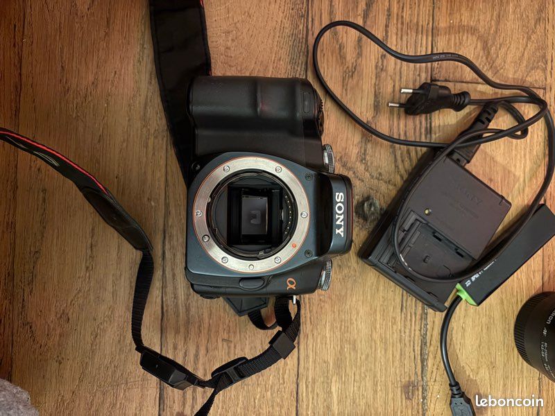 Pack Sony Alpha 100 + 2 objectifs + accessoires (image 2)