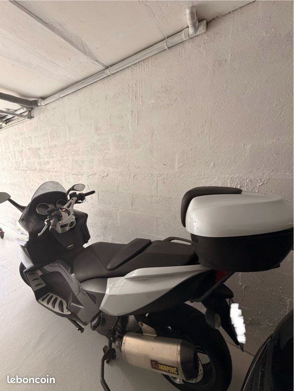 Aprilia srv 850 (image 3)