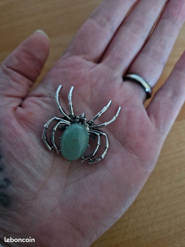 Broche gothique araignée (image 1)