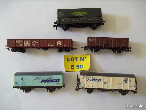 Lot d'anciens trains , rails et accessoires JOUEF années 70 / 80
