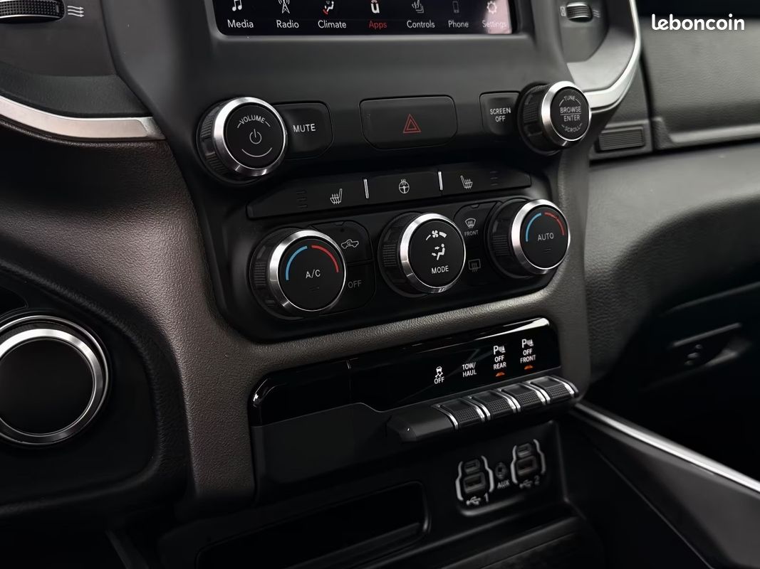Dodge RAM 1500 Big Horn 5.7 HEMI 401 ch 4x4 – Uconnect – Caméras AV/AR – Attelage (image 17)