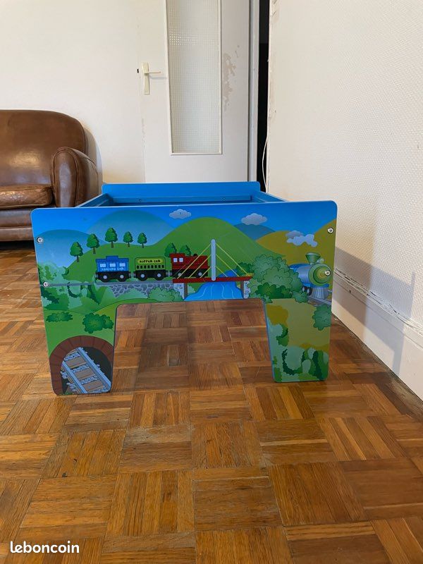 Table d'activités avec circuit de train en bois complet (image 3)