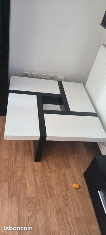 Table basse en noir et blanc (image 1)