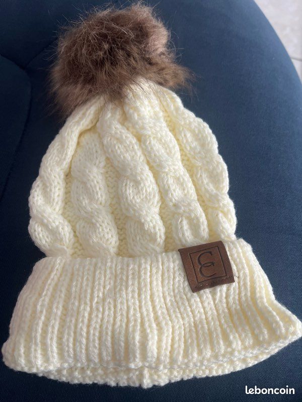 Bonnet blanc a pompon neuf (image 1)