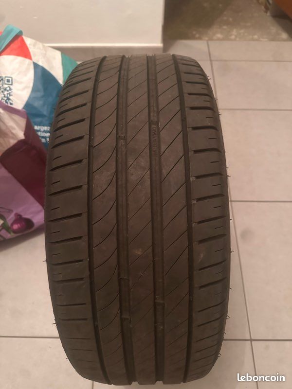 Pneu été Kleber Dynaxer UHP 225/45 R17 94W - Haute Performance, Adhérence Et Confort - Pour Voitures Sportives Et Berlines
