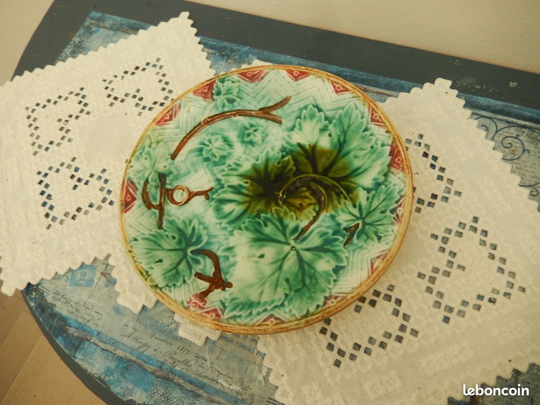 Assiette barbotine - feuilles de vigne - Onnaing ? Début 20ème (image 1)