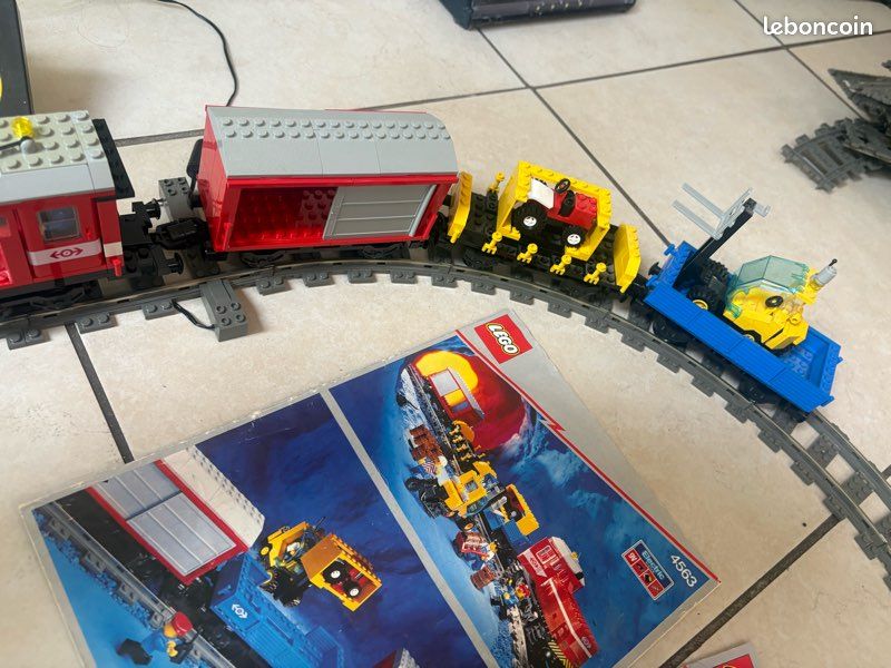Lot LEGO Train 9V Vintage : Train de marchandises 4563 + Passage à niveau 4539 + Extras 4558 (image 3)