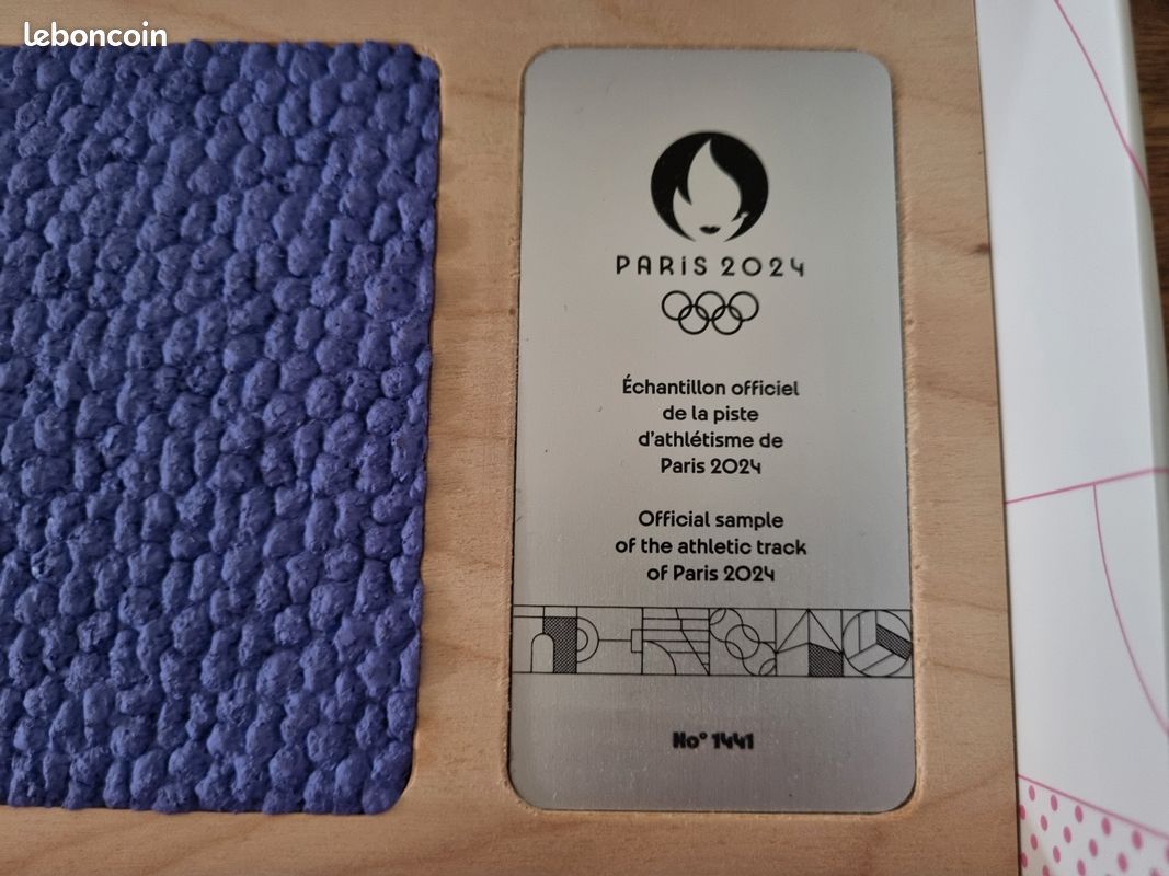 Échantillon Piste D'Athlétisme - JO Paris 2024 - Souvenir Officiel