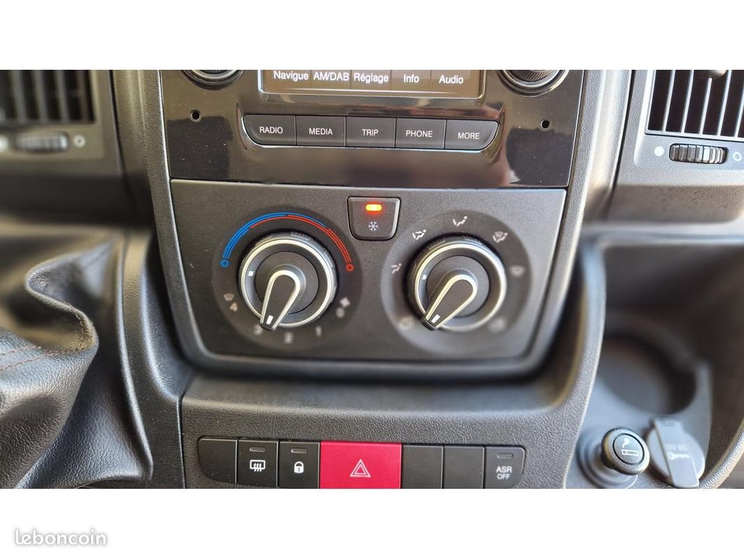 PEUGEOT BOXER Premium 333 L3H2 2.2 BlueHDi S&S - 140 (image 28)