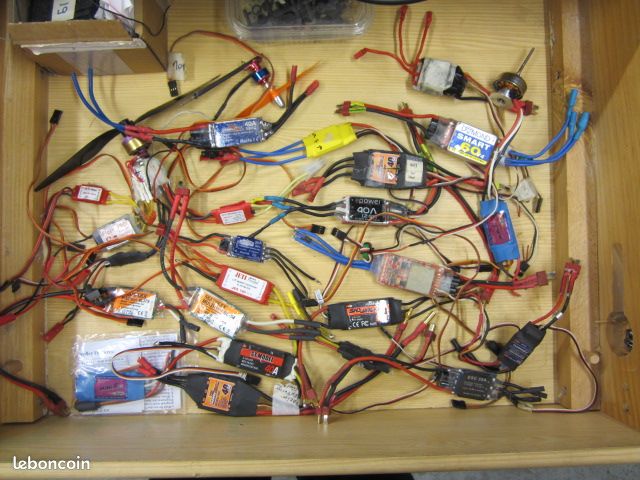 Lot hélices cones moteurs controleurs servos (image 1)