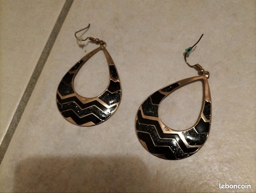 Boucles d'oreilles noir à paillettes et dorées (image 1)