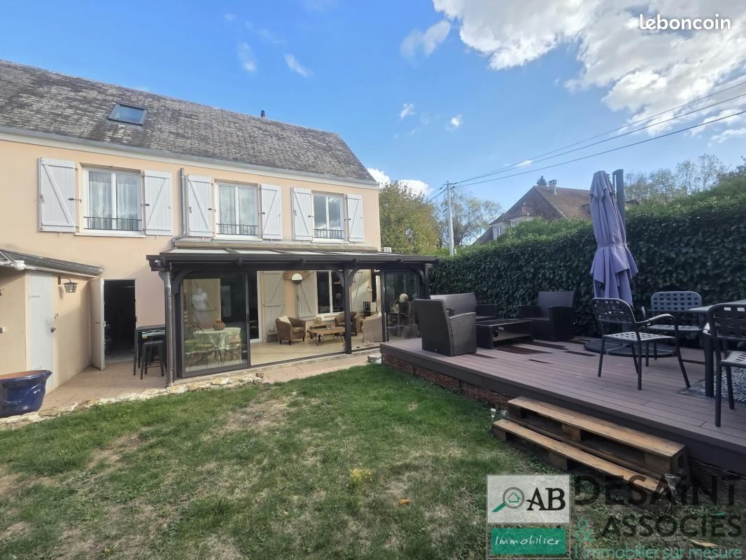 Maison 8 pièces 153 m² · à Villeneuve-le-Comte · 153 m² · 415 000 €
