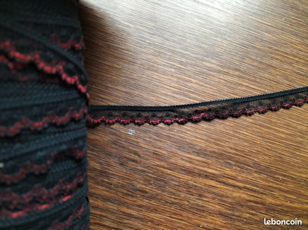 Dentelle noire et rouge (image 2)