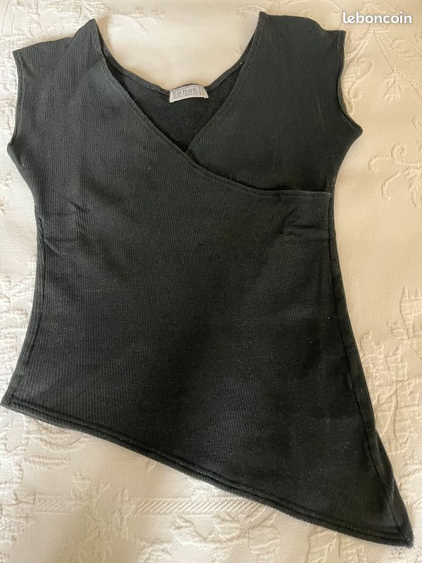 T- shirt noir très féminin TEHEN encolure et bas asymétriques (image 9)
