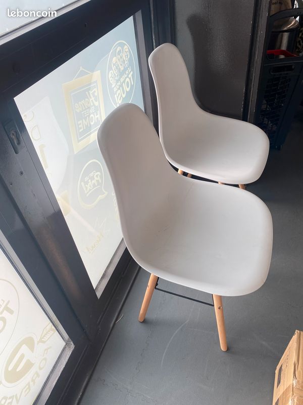Lot 4 chaises blanche neuve scandinave (image 1)
