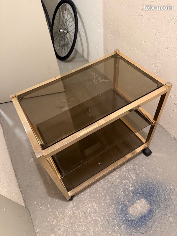 Desserte bar vintage en laiton doré et verre fumé – sur roulettes (image 4)
