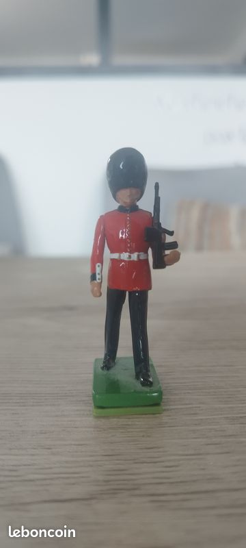 SOLDAT DE PLOMB De Marque Anglaise : Soldat Anglais Au Defile EUR 13,60