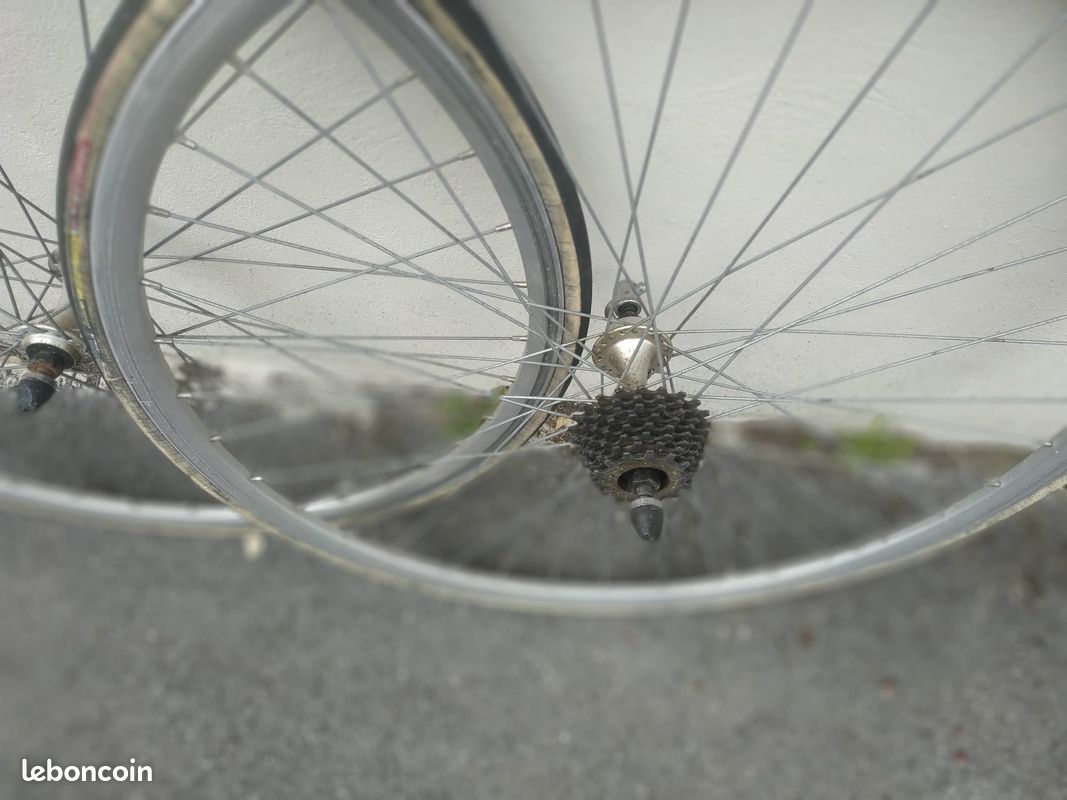 2 roues de vélo 700 marque Vuelta, arrière avec cassette 8 vitesses 14-21 - Vélos