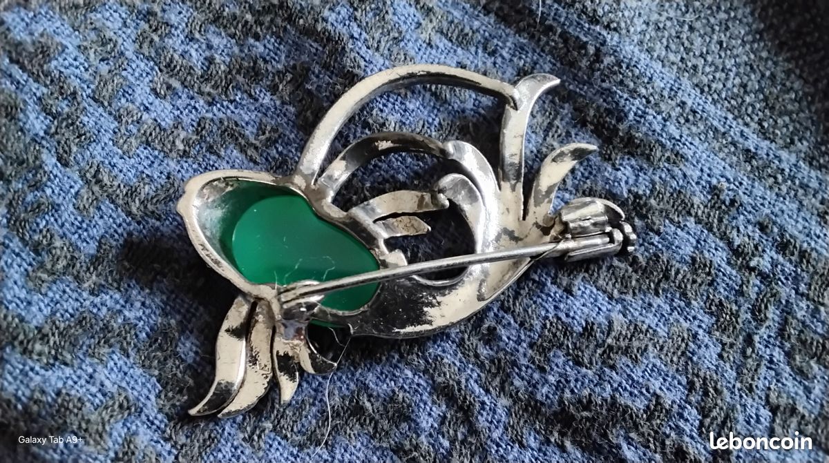 Broche/épingle vintage en émail avec un joli motif floral bleu et rose