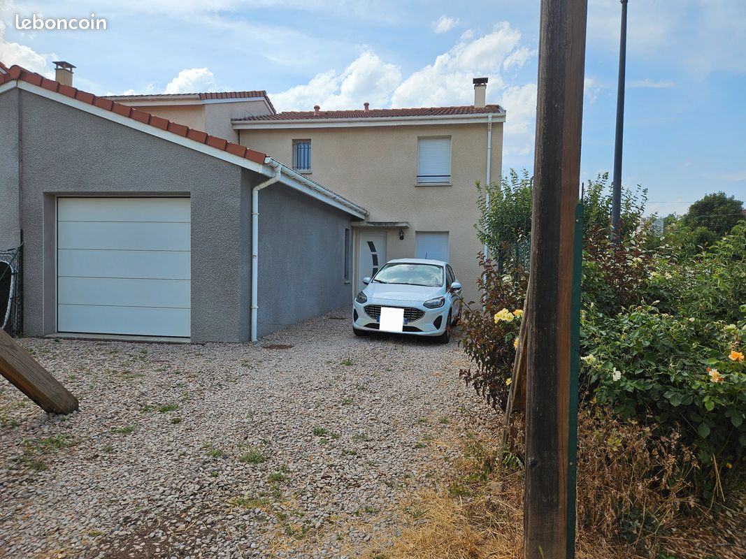 Maison 4 pièces 105 m² · à Le Chambon-Feugerolles · 105 m² · 215 000 €